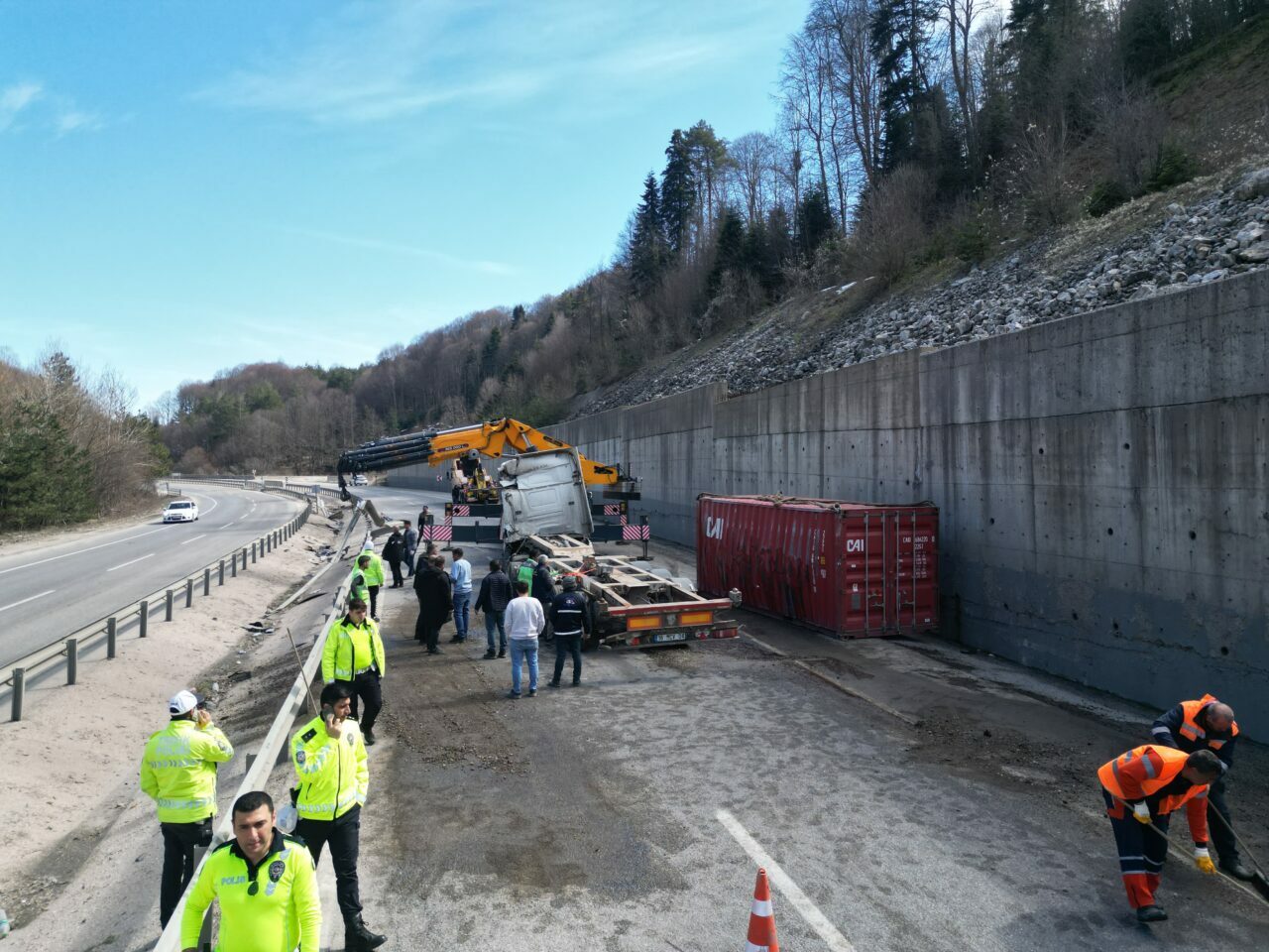 Bursa’da TIR devrildi