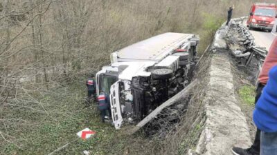 Bursa’da TIR şarampole yuvarlandı