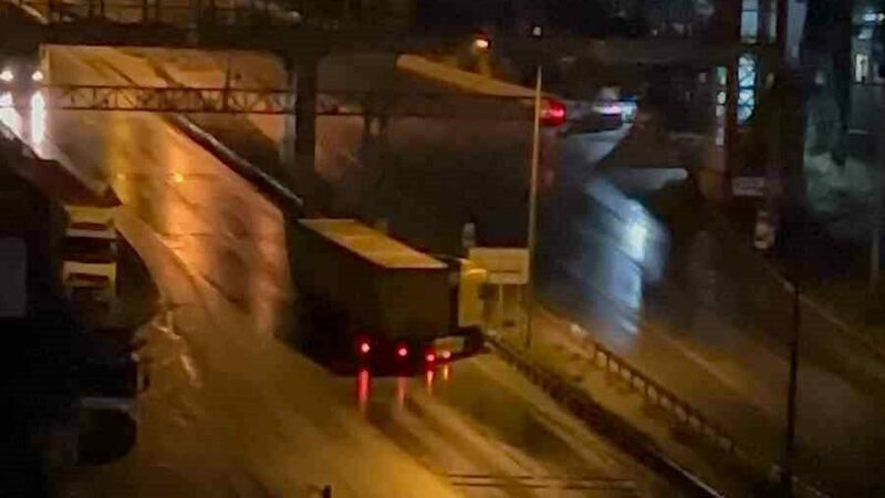 Bursa’da yağışla gelen kaza Bursa’nın Gemlik ilçesinde yoğun yağış sebebiyle kayganlaşan yolda sürücüsünün kontrolünden