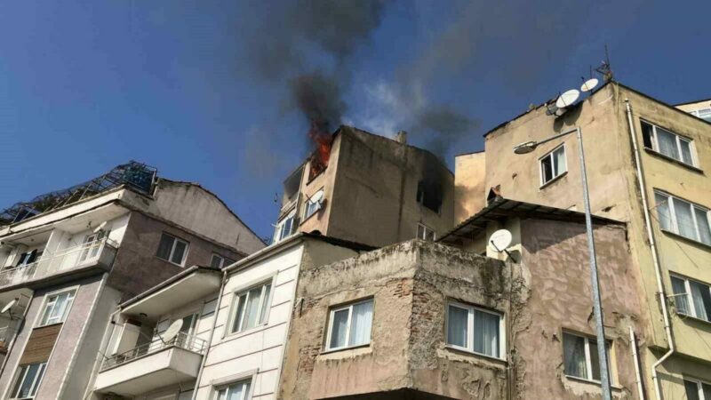 Bursa’da yangın paniği! Alev alev yandı Bursa’nın Gemlik ilçesinde elektrik kontağından çıkan yangın bir daireyi küle