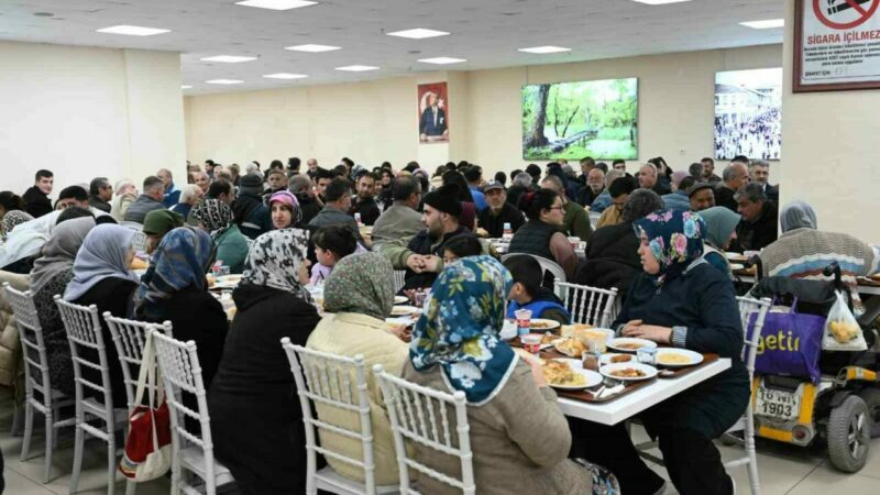 Bursa’da yüzlerce vatandaş aynı sofrada buluştu Ramazan ayının manevi atmosferi, Karacabey Belediyesi’nin Kent Lokantası’nda düzenlediği halk