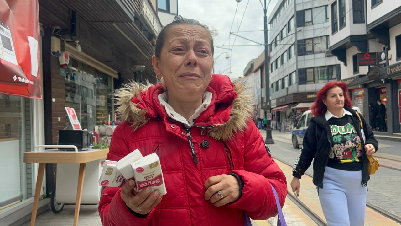 Bursa’da cehennem evinden çıktı, mendil satarak geçiniyor: Herkes onu dilenci sanıyor…
