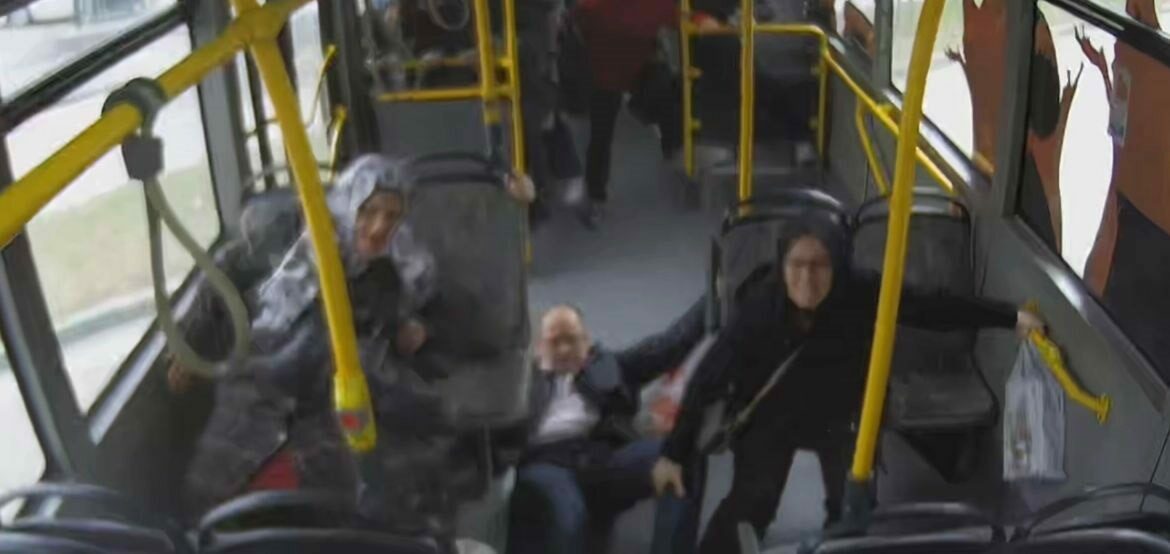 Bursa’daki korkunç kazadan görüntüler: Çığlık çığlığa dehşet anları kamerada…