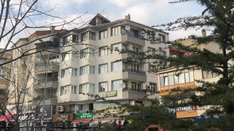 Bursa’daki şiddetli rüzgar çatıdaki sediri uçurdu Bursa’nın Gemlik ilçesinde binanın terasında bulunan sedir, şiddetli rüzgarın etkisiyle