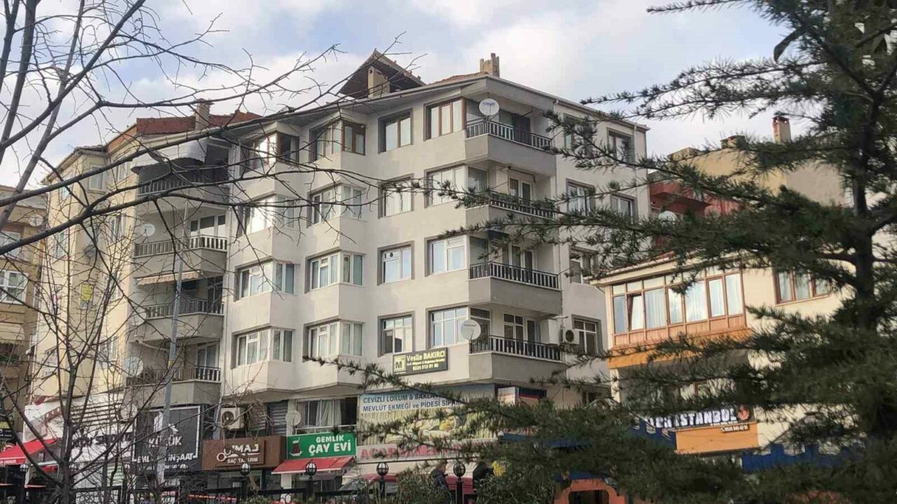 Bursa’daki şiddetli rüzgar çatıdaki sediri uçurdu