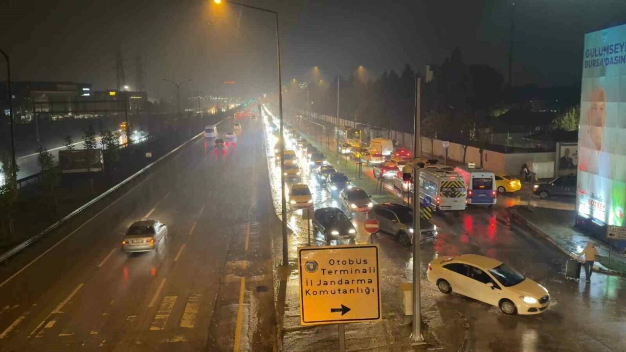 Bursa terminalinde kilometrelerce bayram kuyruğu!