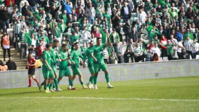 Bursaspor yeni hocasıyla ilk sınavında! Kritik maçta kimler oynayacak?