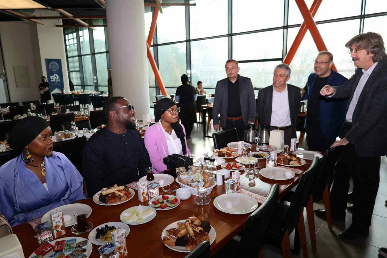 BUÜ’lü uluslararası öğrenciler bayramı hocalarıyla kutladı BUÜ’lü uluslararası öğrenciler bayramı hocalarıyla kutladı