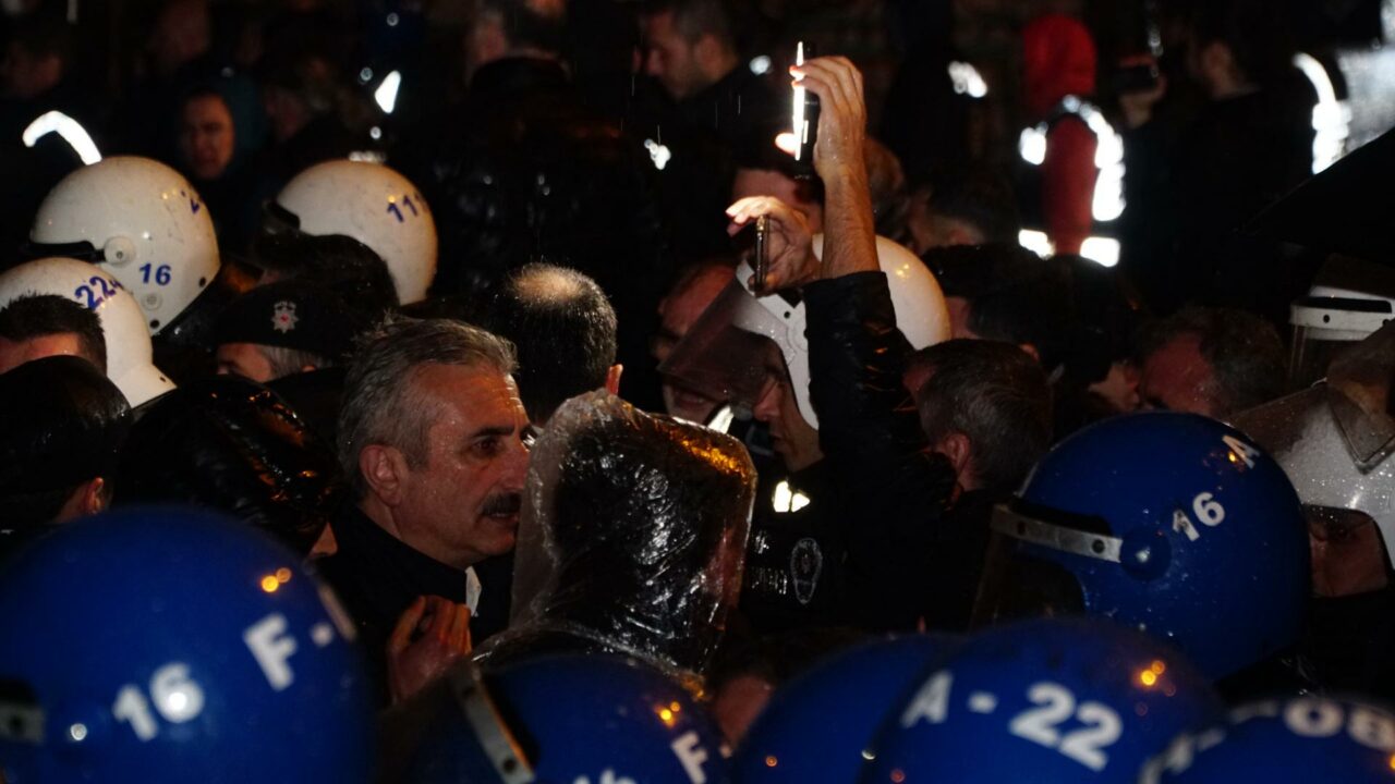 Bursa’daki İmamoğlu protestolarında ortalık karıştı! CHP İl Başkanı ile iki polis yaralandı