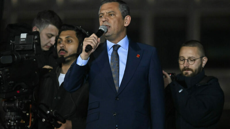 CHP Genel Başkanı Özgür Özel, "Karşınızdaki polise havai fişek atarsanız