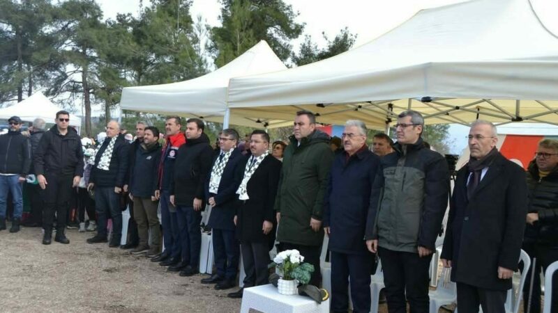 Bursa’da yeşile büyük katkı Bursa’da denetimli serbestlik yükümlüleri karaçam fidanlarını toprakla buluşturdu.