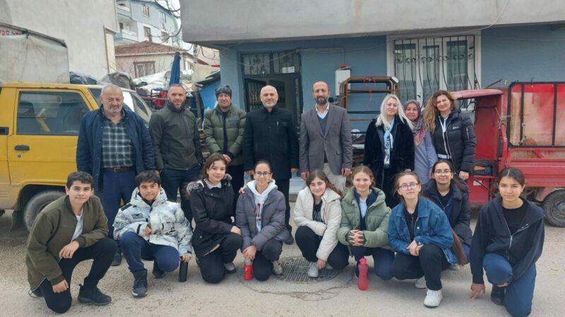 Mukaddes Yazıcılar Ortaokulu öğrencilerinden örnek davranış Mukaddes Yazıcılar Ortaokulu öğrencileri Diyanet Gençlik Merkezi'nin "Çevreme Duyarlıyım Değerlerime