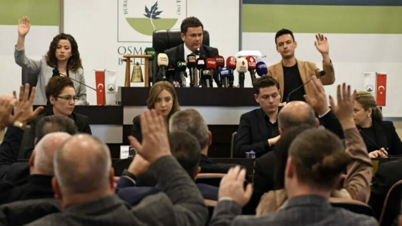 Osmangazi Belediye Meclisi’nde 1989 bu yana çarpıcı sonuç Olay Gazetesi Yazarı Ahmet Emin Yılmaz, Osmangazi Belediye Meclisi'yle ilgili