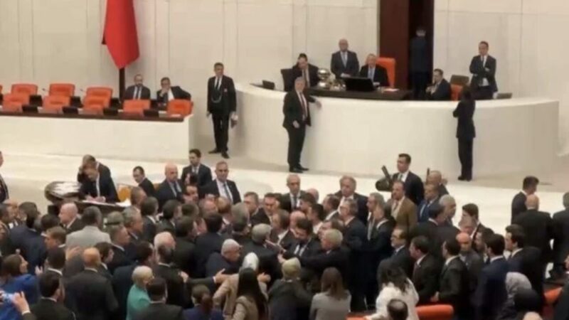 Mecliste kavga çıktı emekli ikramiyesi unutuldu Emekli bayram ikramiyesinin 3 bin liradan 4 bin liraya yükseltilmesini