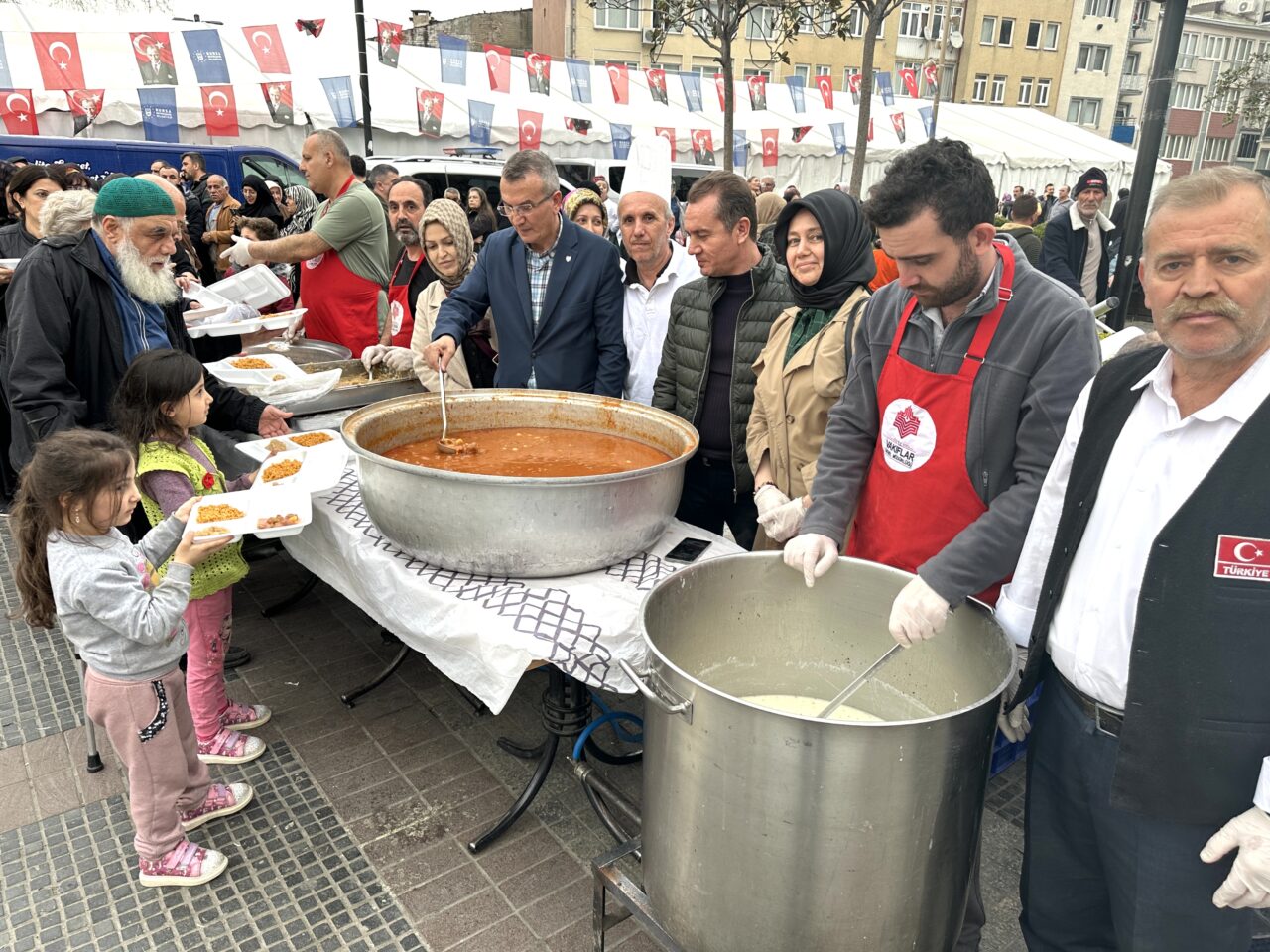 Bursa’da her gün 4 bin kişiyi buluşturan sofra