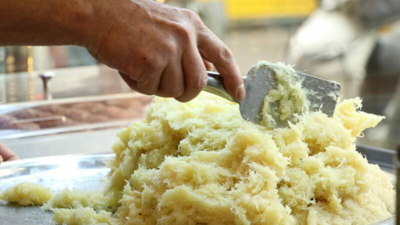 Tekirdağ'da yaşayan Yunus Çakır, kentin tescilli lezzeti peynir helvasını 35