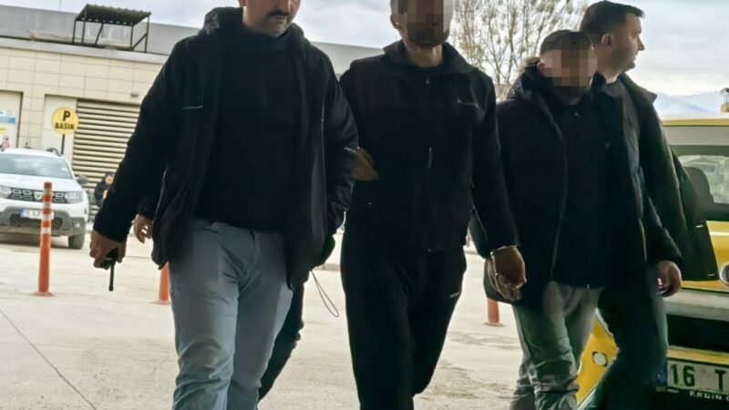 Bursa'nın İnegöl ilçesinde 'Hırsızlık' suçundan aranan firari 2 hükümlü, sokakta