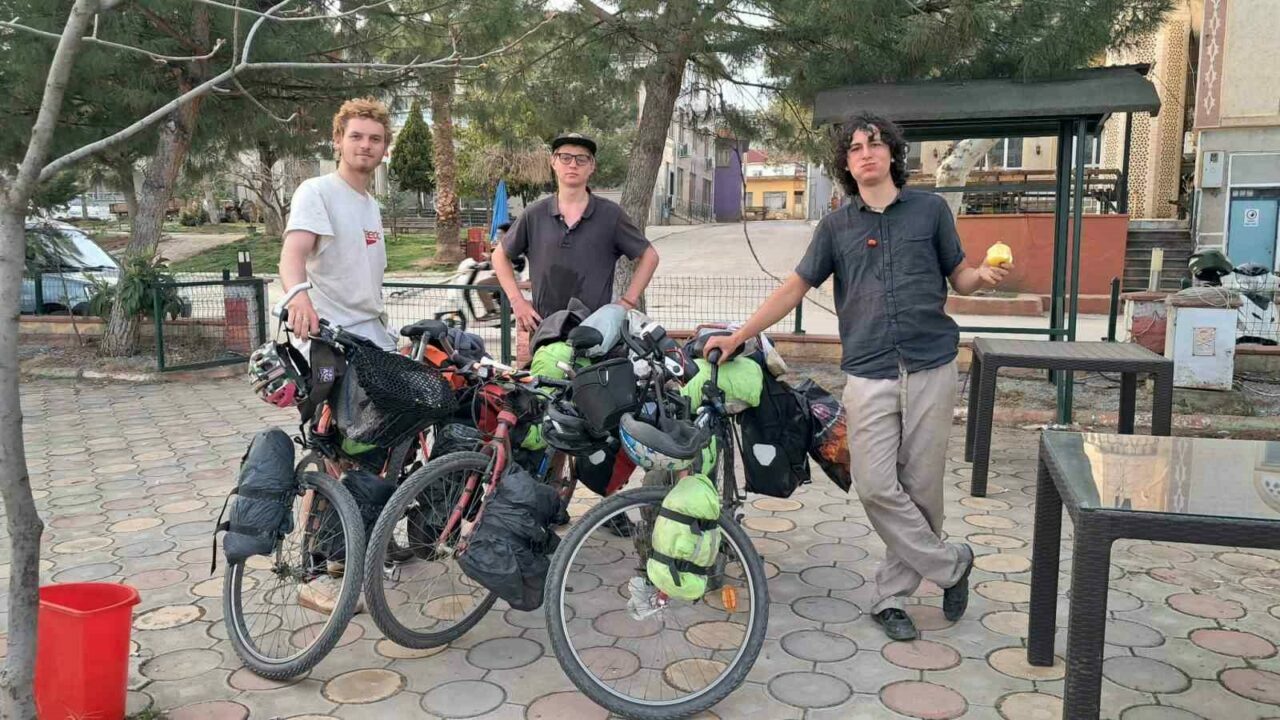 Fransa’dan bisikletle yola çıktılar, Bursa’da mola verdiler