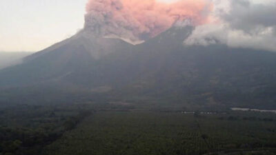 Yanardağ patladı, 30 bin kişiye tahliye kapıda