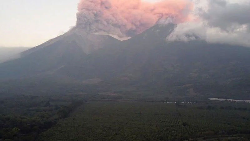 Yanardağ patladı, 30 bin kişiye tahliye kapıda Yanardağ patladı, 30 bin kişiye tahliye kapıda