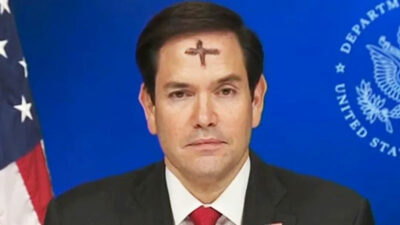 ABD Dışişleri Bakanı alnına haç çizdi