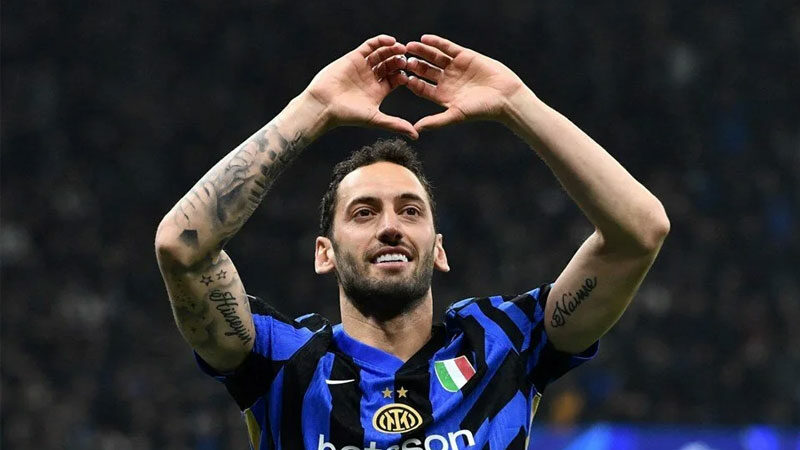 Hakan Çalhanoğlu tarihe geçti UEFA Şampiyonlar Ligi son 16 turu rövanş maçlarının ilk perdesi