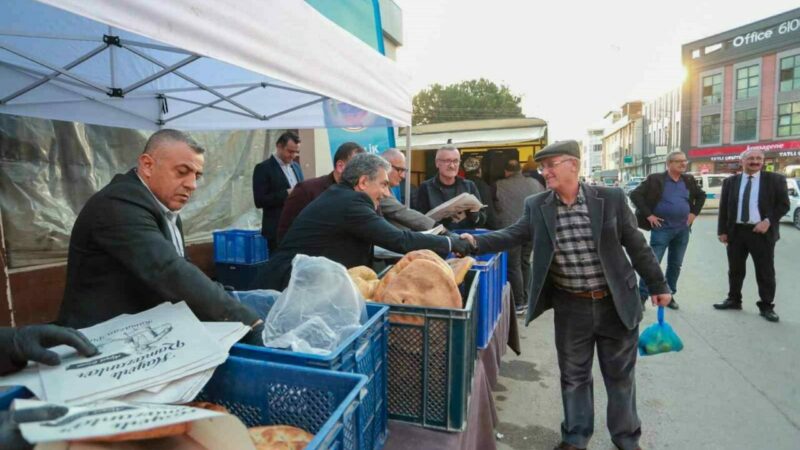 Bursa’nın o ilçesinde pideler belediyeden İftar öncesinde belediye meclis üyeleriyle birlikte pide ikramında bulunan Gemlik