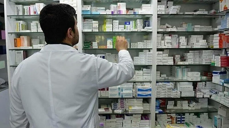 Sağlık Bakanlığı'nın yeni düzenlemesiyle ilaç fiyatlarındaki kur artışlarından eczacılar aynı