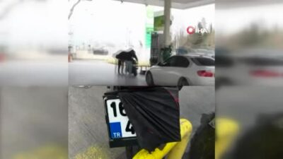 Bursa’da yakalandıkları polisle hatıra fotoğrafı çektirdiler