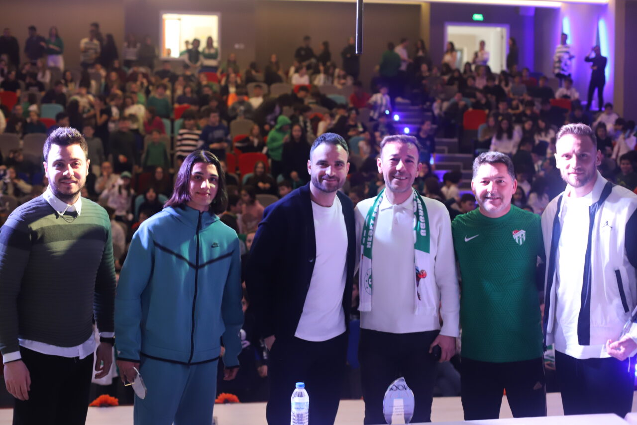 Bursaspor futbolcuları Yönder Okulları öğrencileriyle buluştu