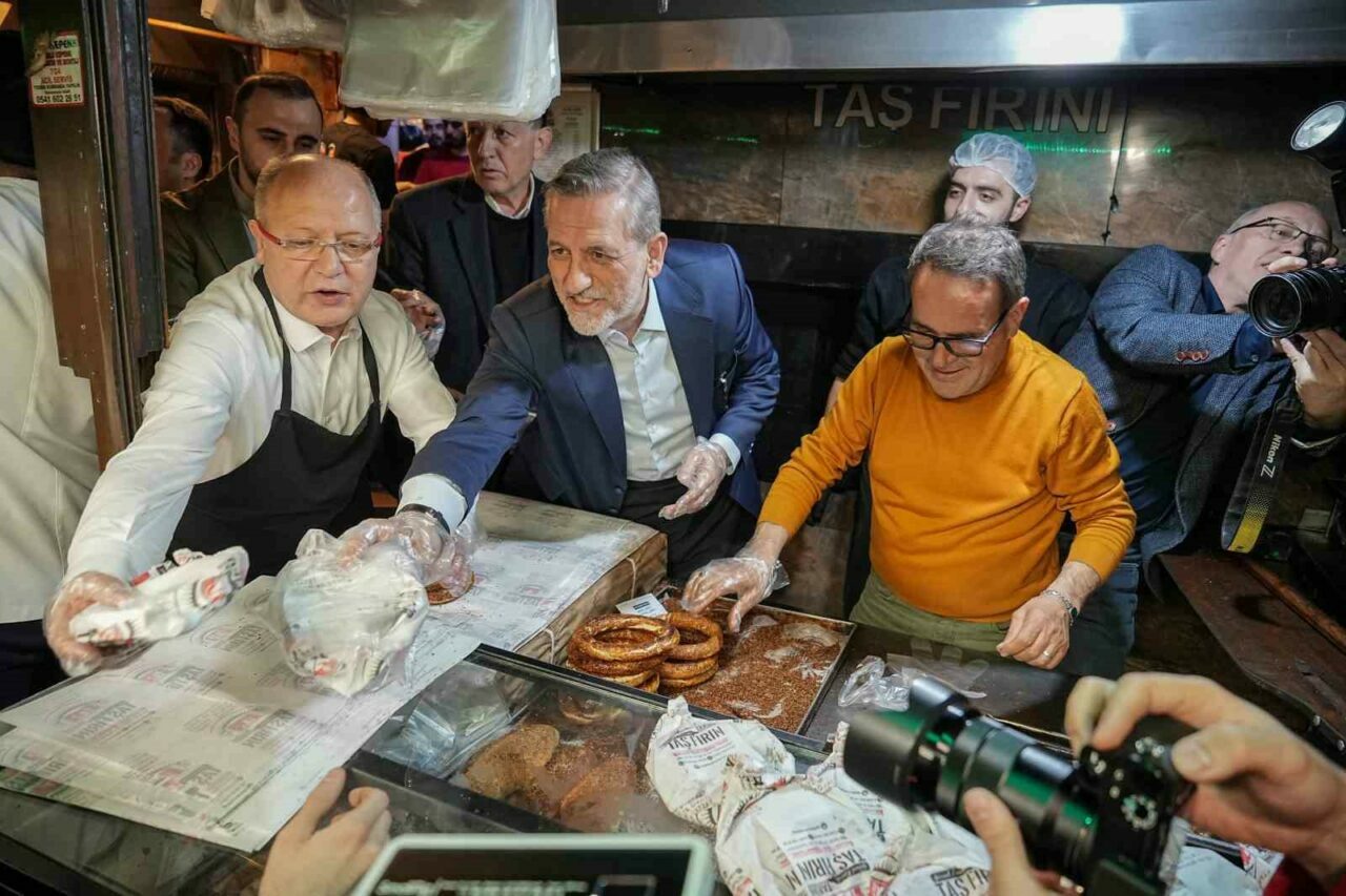 Bursa’da iş insanlarını vatandaşla buluşturan sahur: Burkay, simit tezgahına geçti