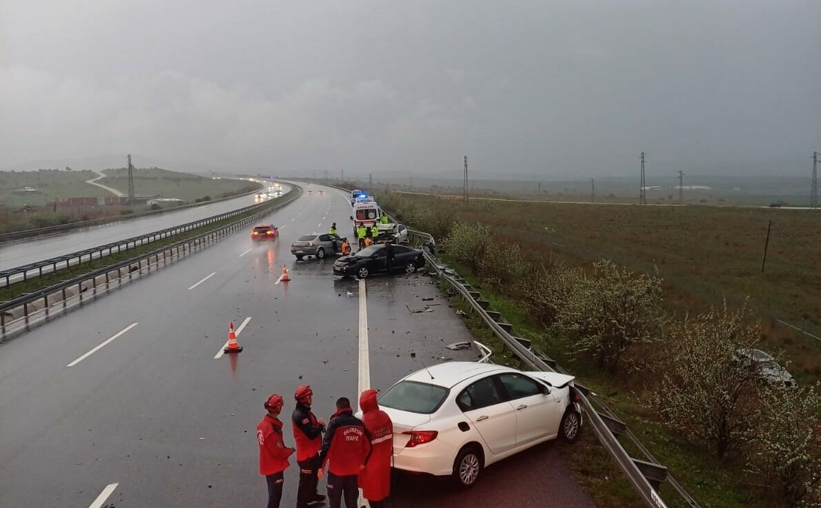 İstanbul-İzmir Otoyolu’nda zincirleme kaza: 2 ölü, 4 yaralı