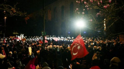 Gösterileri takip ederken tutuklanan gazetecilere tahliye