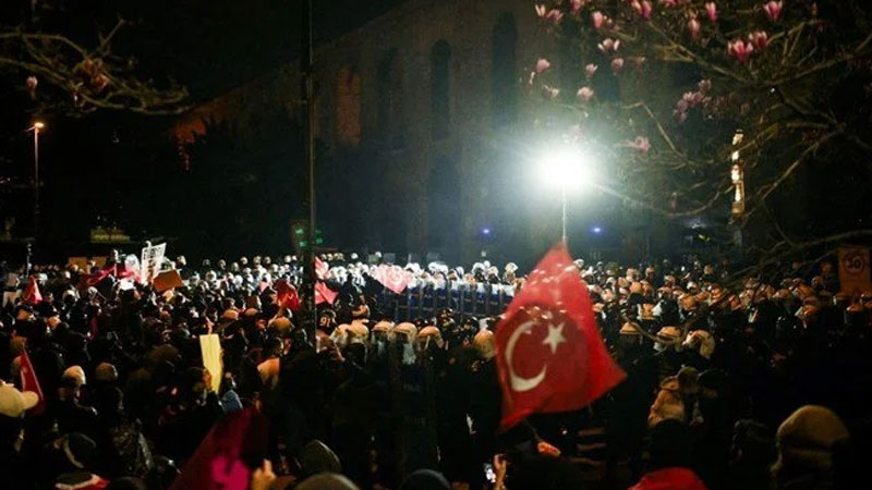 Gösterileri takip ederken tutuklanan gazetecilere tahliye