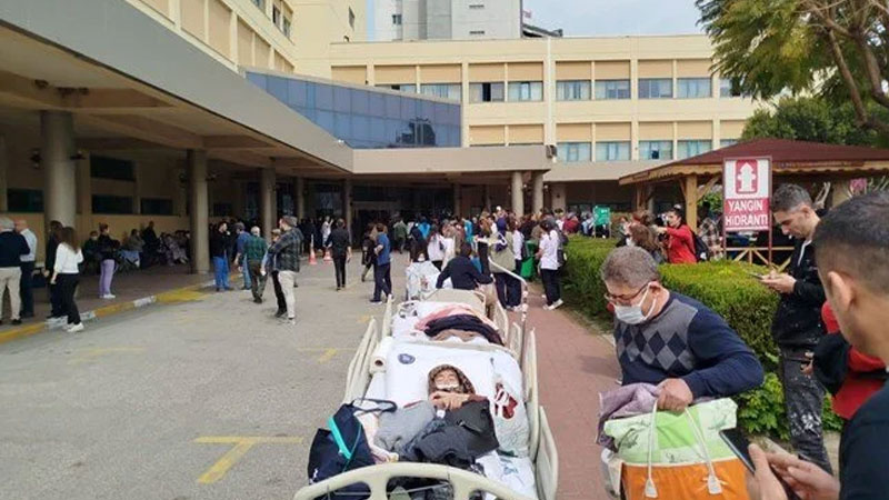 Akdeniz Üniversitesi Hastanesi’nde yangın: Hastalar tahliye ediliyor Akdeniz Üniversitesi Hastanesi’nde yangın: Hastalar tahliye ediliyor