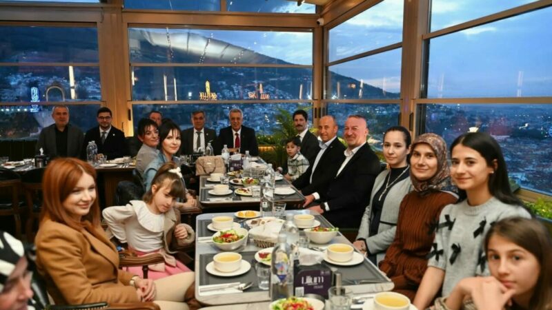 Karacabeyliler Ramazan’ın bereketini paylaştı Karacabeyliler Derneği’nin düzenlediği iftar programında birlik ve beraberlik ruhu pekişti.