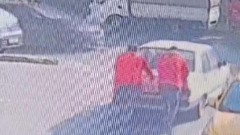 Çalışmayan otomobili iterken kaza yaptılar