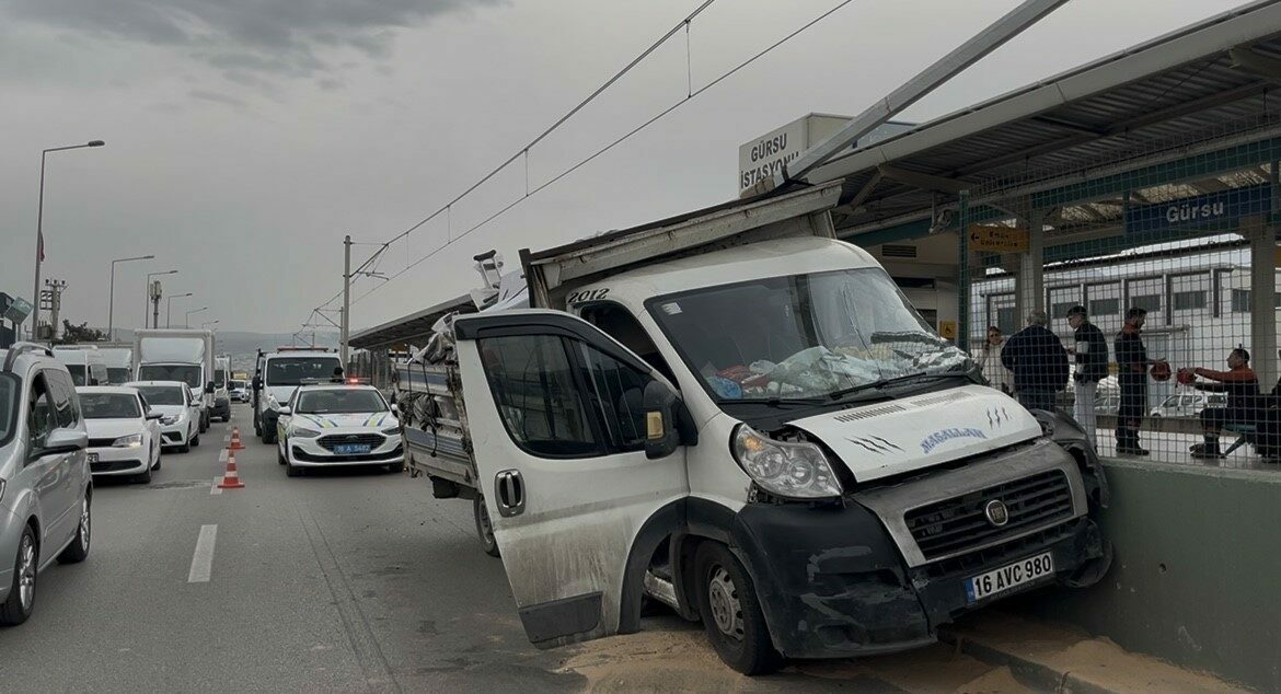Bursa’da vatandaşlar neye uğradığını şaşırdı: Metro bariyerlerine vurdu