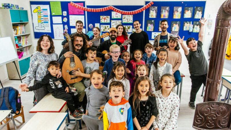 Çocuklar için anlamlı proje! Bursa’nın 8 mahallesinde… Çocukken kendine ağaçtan gitar yapan 31 yaşındaki müzik öğretmeni Onur