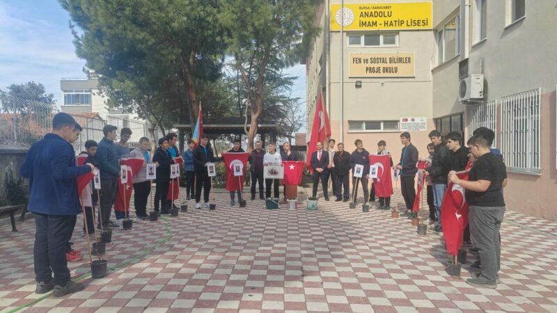 Bursa’da liselilerin şehitler için yetiştirdiği 1000 gül fidanı toprakla buluştu Bursa’nın Karacabey ilçesinde, lise öğrencileri, öğretmenleriyle birlikte şehitler anısına yetiştirdikleri