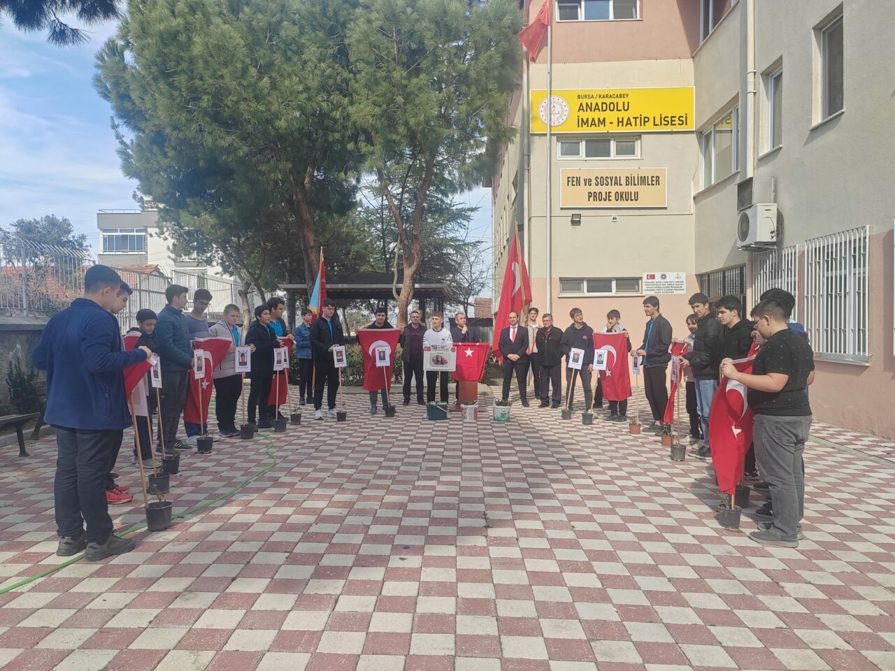 Bursa’da liselilerin şehitler için yetiştirdiği 1000 gül fidanı toprakla buluştu