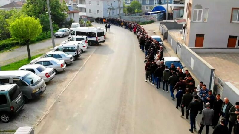 Bursa’da 1 kilometrelik bayramlaşma kuyruğu Bursa'da Cerrah Mahallesi sakinleri, toplu bayramlaşma için bir araya gelip,
