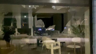 Bursa’da mobilya mağazasının camlarını kırıp kaçtı