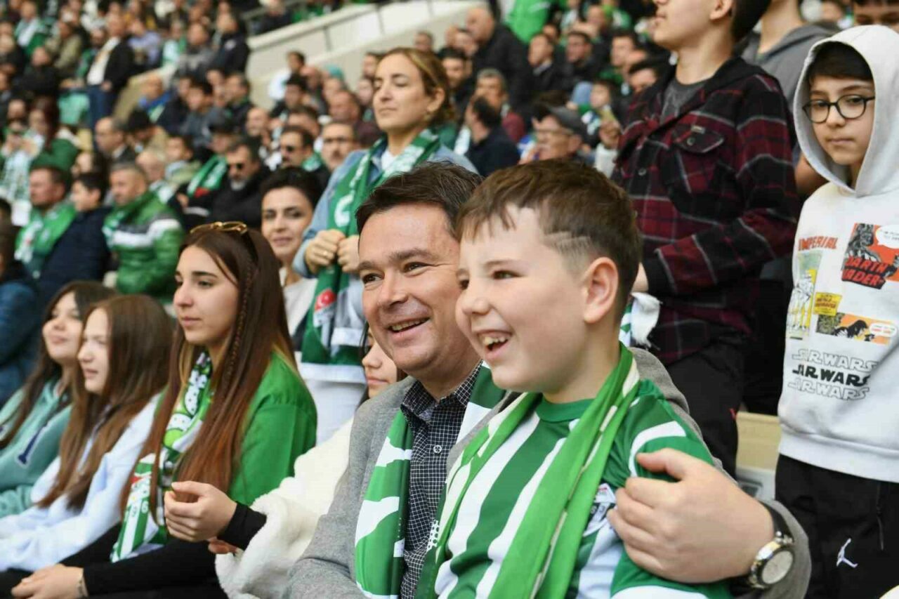 Bursa’da Osmangazili çocukların maç heyecanı