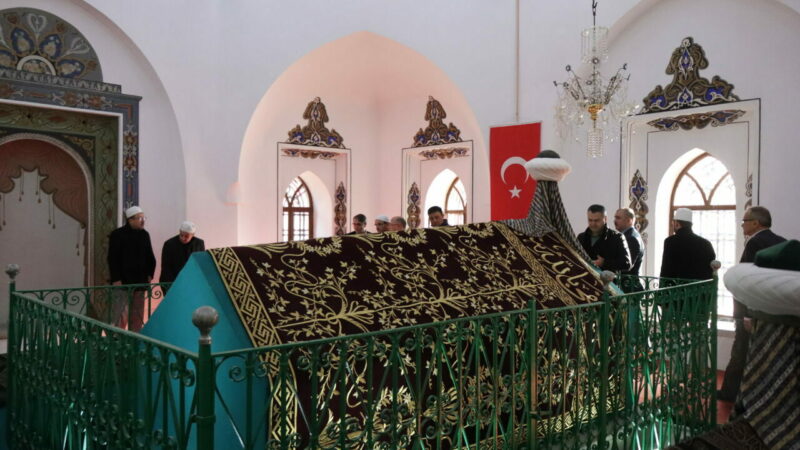 Osmanlı padişahı Yıldırım Bayezid vefatının 622'nci yılında Bursa'daki türbesi başında