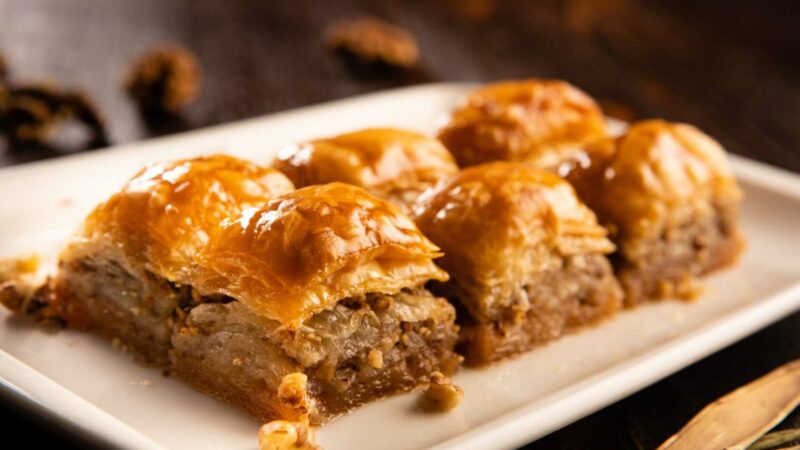 Bayramların vazgeçilmez tatlısı baklava, misafirlerinize sunabileceğiniz en özel lezzetlerden biri.