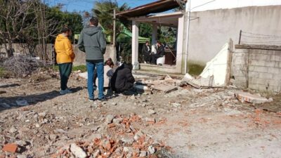 Yıkımı izlerken yıkılan duvarın altına kaldı