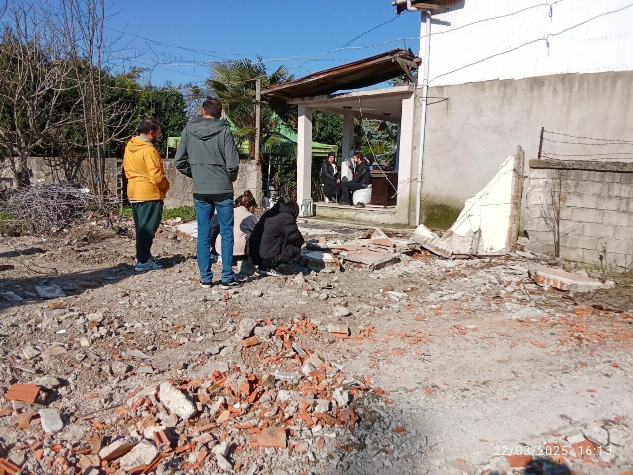 Yıkımı izlerken yıkılan duvarın altına kaldı