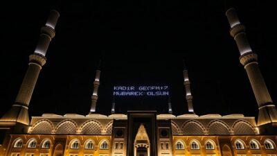 Bu gece Kadir Gecesi…