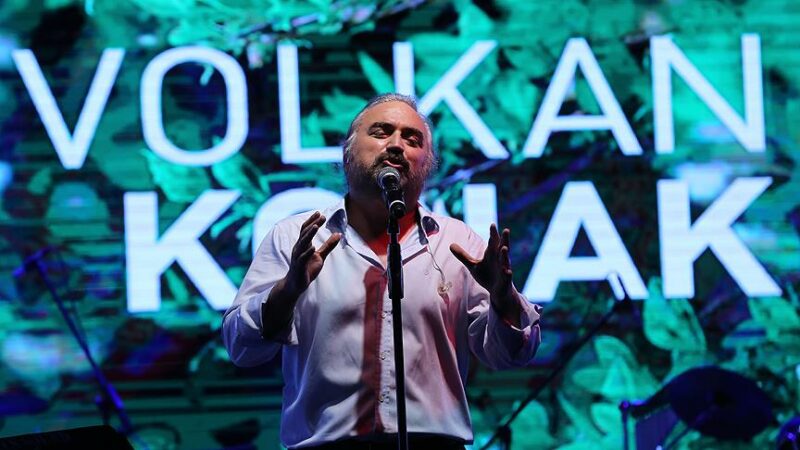 Kuzey Kıbrıs Türk Cumhuriyeti'nin (KKTC) İskele kentindeki konserde sahnede fenalaşan